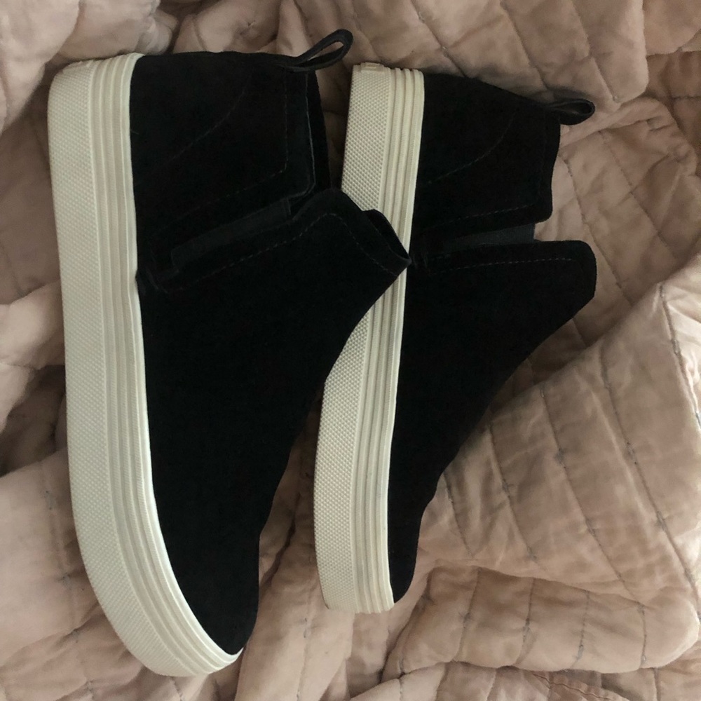 Dolce Vita Sneakers. 8.5. Black Suede.